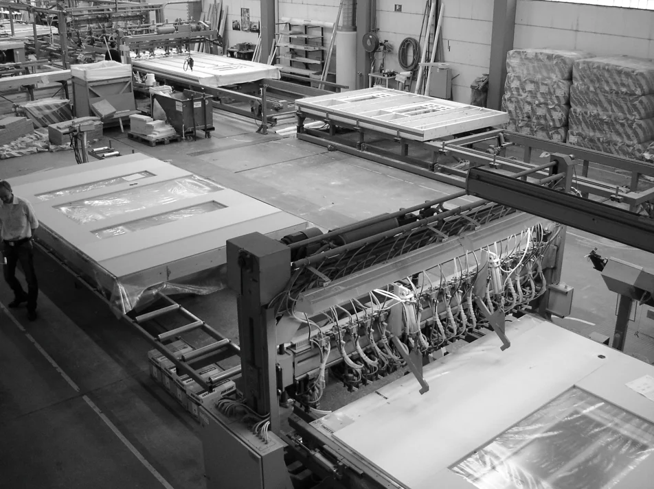 An automatic nailing bridge over a wall table