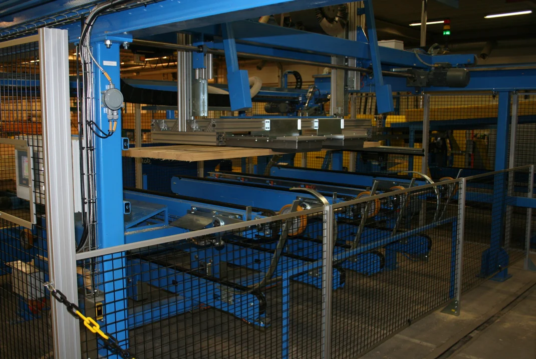 Automatic stud feeding from timber packages