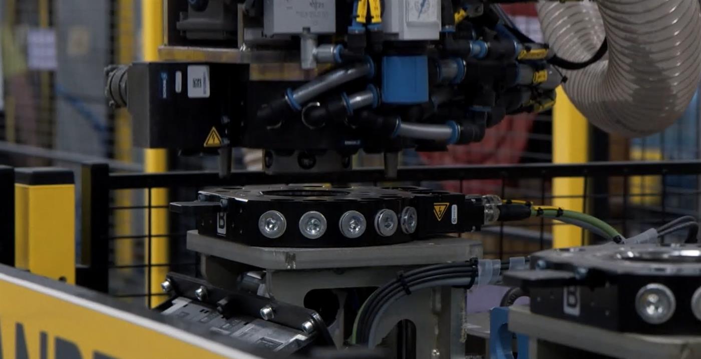 A ZeroLabor robot tool head docking at the tool changer